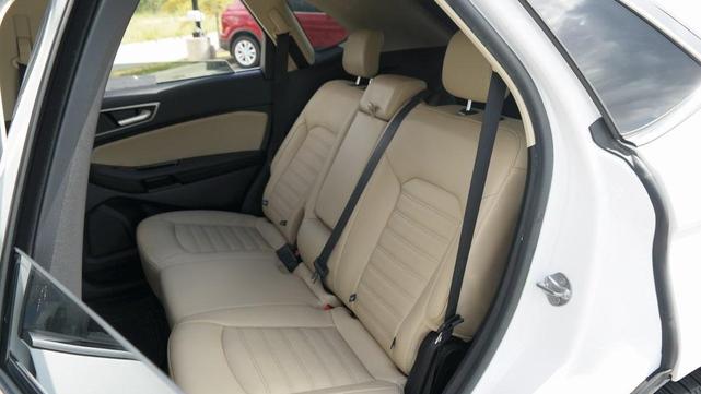 Photo of 2019 Oxford White Ford Edge
