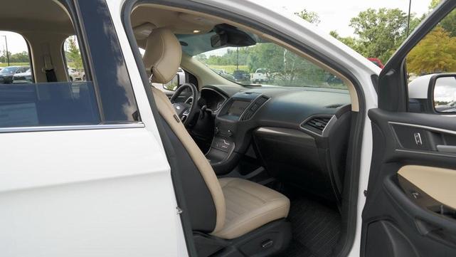 Photo of 2019 Oxford White Ford Edge