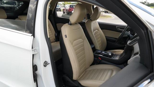 Photo of 2019 Oxford White Ford Edge