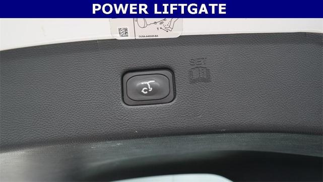 Photo of 2019 Oxford White Ford Edge