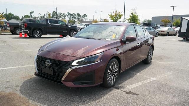 Photo of 2023 Garnet Pearl Nissan Altima