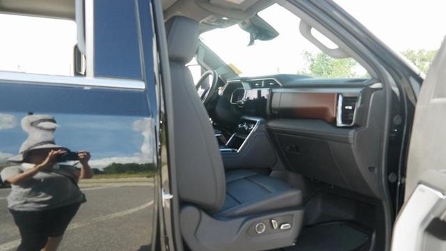 Photo of 2024 Onyx Black GMC Sierra 1500
