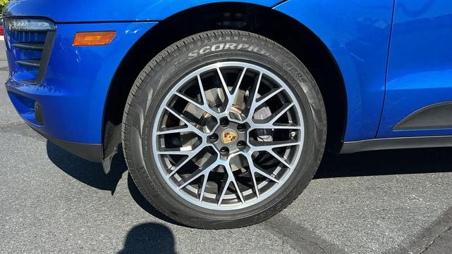 Photo of 2017 Sapphire Blue Metallic Porsche Macan