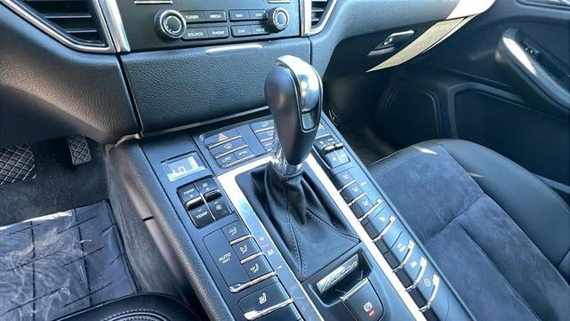 Photo of 2017 Sapphire Blue Metallic Porsche Macan