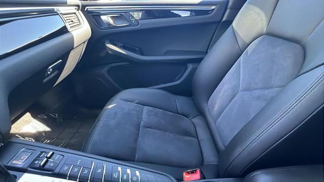 Photo of 2017 Sapphire Blue Metallic Porsche Macan