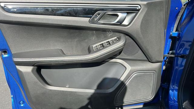 Photo of 2017 Sapphire Blue Metallic Porsche Macan
