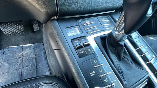 Photo of 2017 Sapphire Blue Metallic Porsche Macan