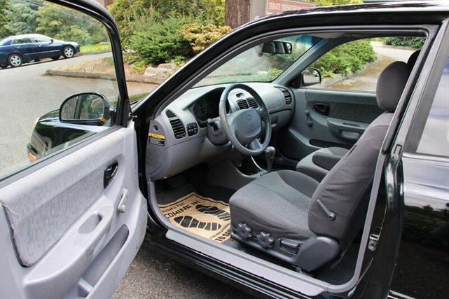 Photo of 2005 Ebony Black Hyundai Accent