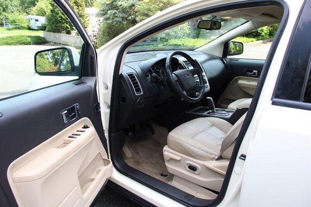 Photo of 2008 White Sand Tri-Coat Ford Edge