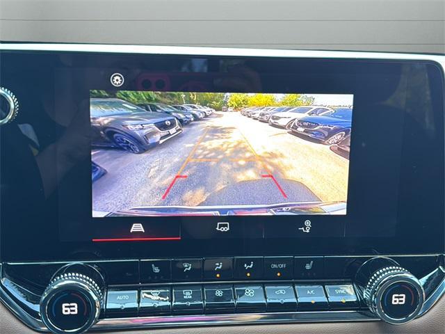 Photo of 2023 Summit White GMC Canyon
