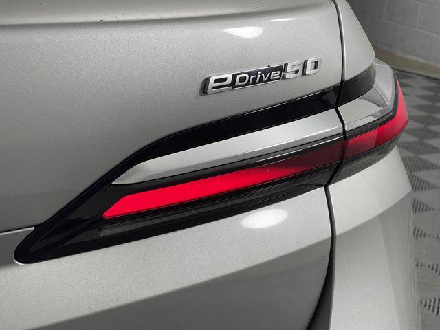 Photo of 2024 Space Silver Metallic BMW i7
