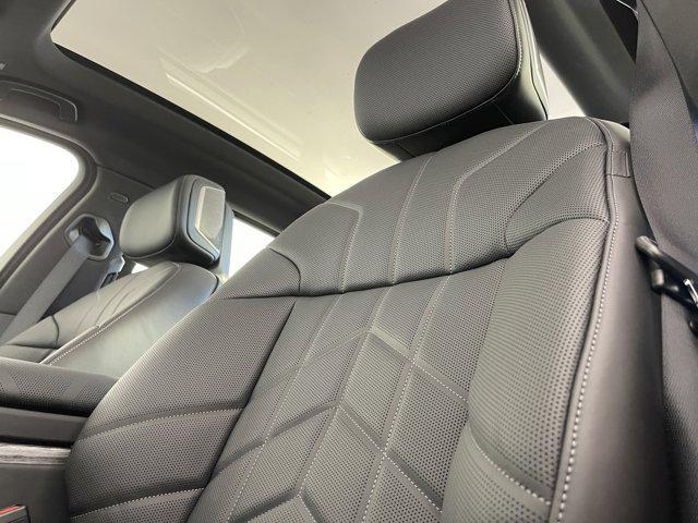 Photo of 2024 Space Silver Metallic BMW i7