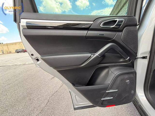 Photo of 2014 Classic Silver Metallic Porsche Cayenne
