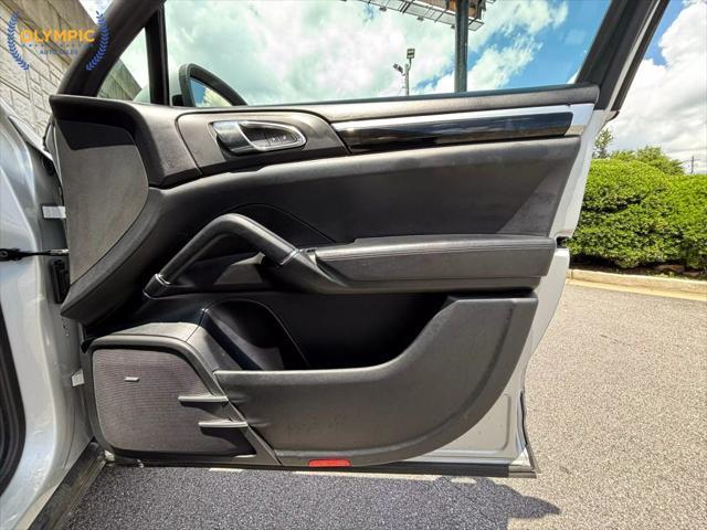 Photo of 2014 Classic Silver Metallic Porsche Cayenne