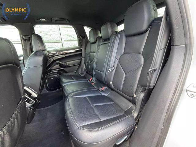 Photo of 2014 Classic Silver Metallic Porsche Cayenne