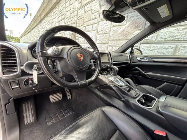 Photo of 2014 Classic Silver Metallic Porsche Cayenne