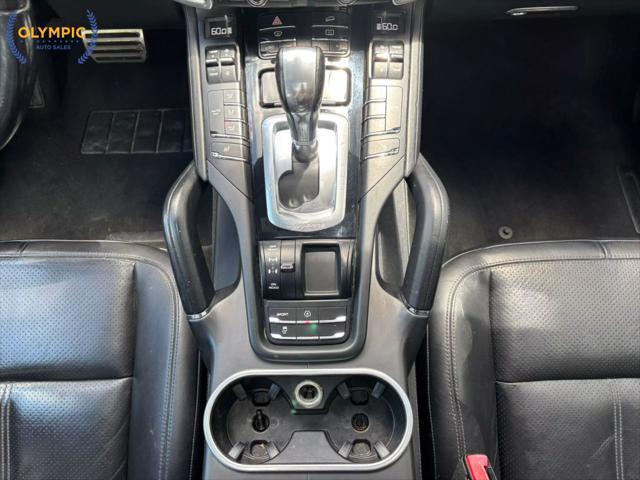 Photo of 2014 Classic Silver Metallic Porsche Cayenne