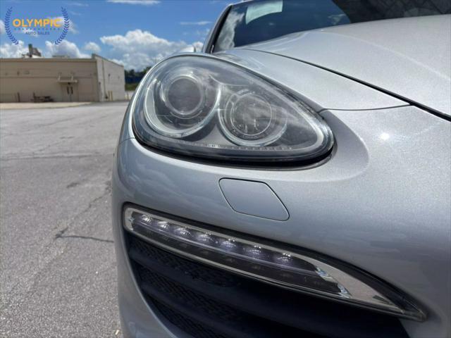 Photo of 2014 Classic Silver Metallic Porsche Cayenne