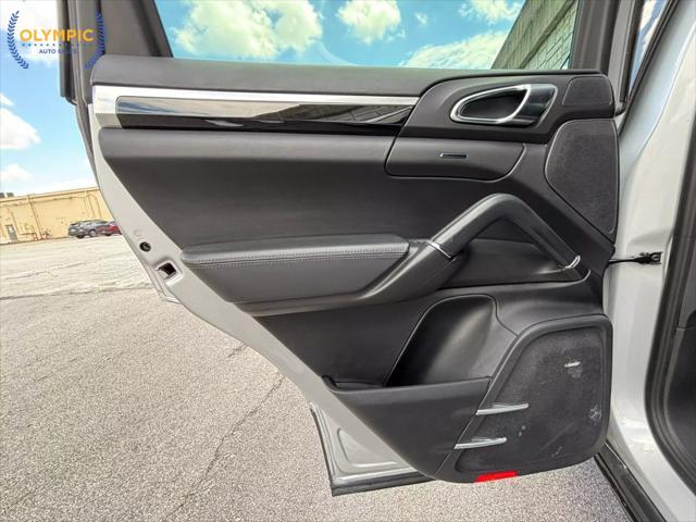 Photo of 2014 Classic Silver Metallic Porsche Cayenne