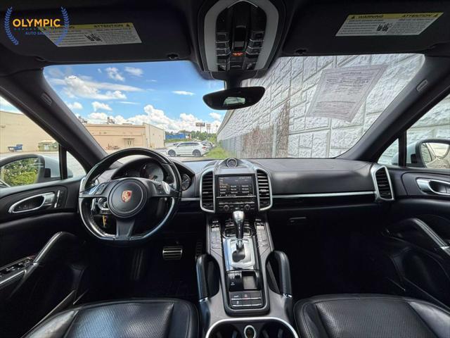 Photo of 2014 Classic Silver Metallic Porsche Cayenne