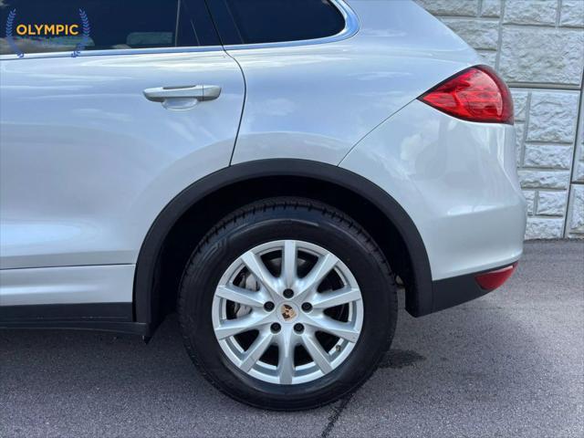 Photo of 2014 Classic Silver Metallic Porsche Cayenne