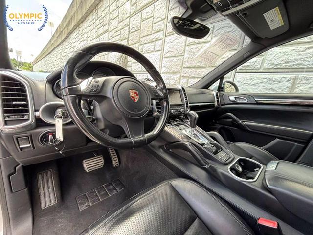 Photo of 2014 Classic Silver Metallic Porsche Cayenne