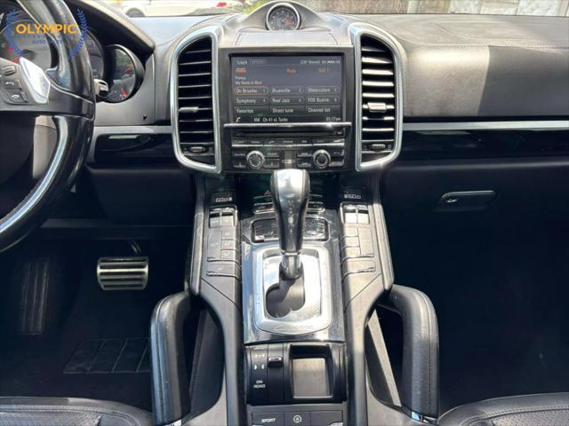 Photo of 2014 Classic Silver Metallic Porsche Cayenne