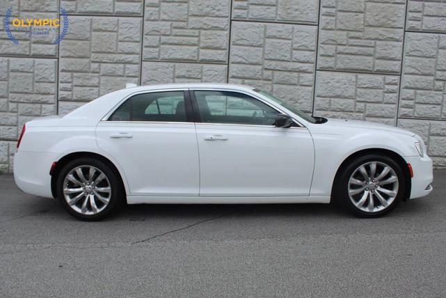 Photo of 2018 Bright White Clearcoat Chrysler 300