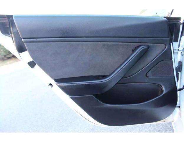 Photo of 2018 Pearl White Multi-Coat Tesla Model 3