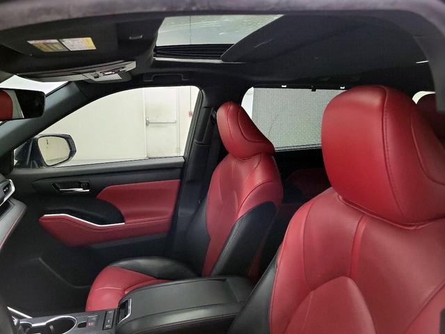 Photo of 2022 White Toyota Highlander