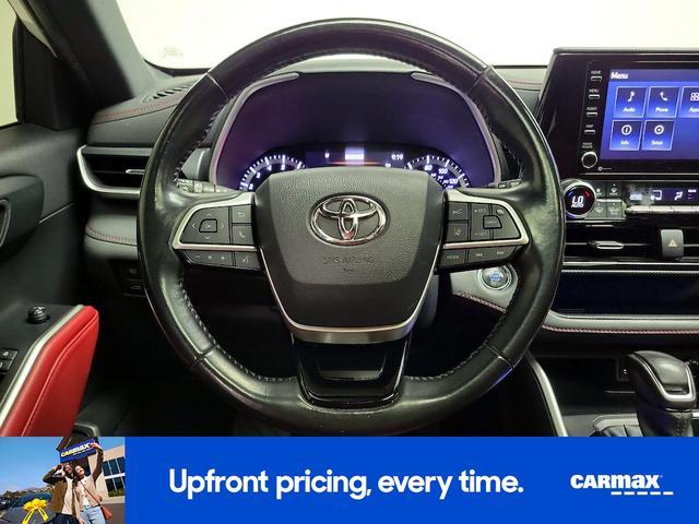 Photo of 2022 White Toyota Highlander