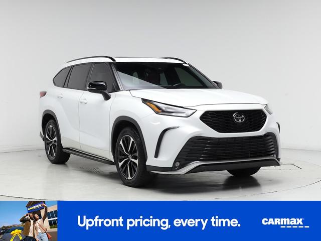 Photo of 2022 White Toyota Highlander