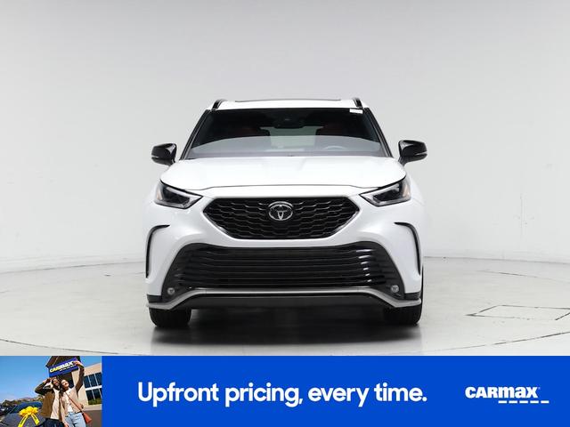 Photo of 2022 White Toyota Highlander