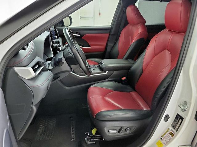 Photo of 2022 White Toyota Highlander