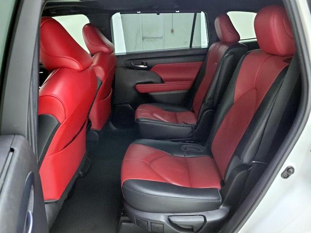 Photo of 2022 White Toyota Highlander