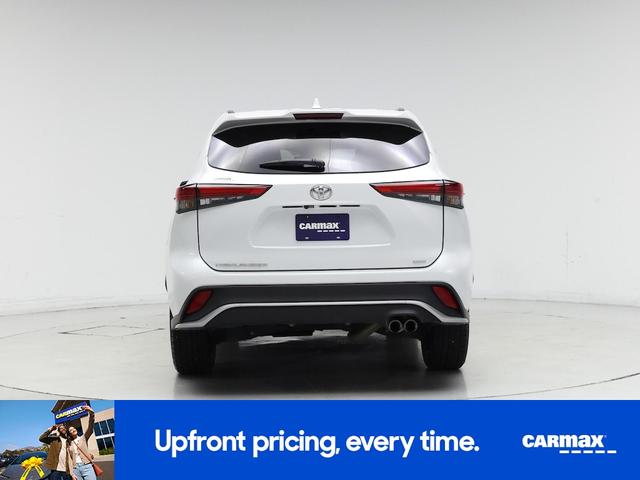 Photo of 2022 White Toyota Highlander