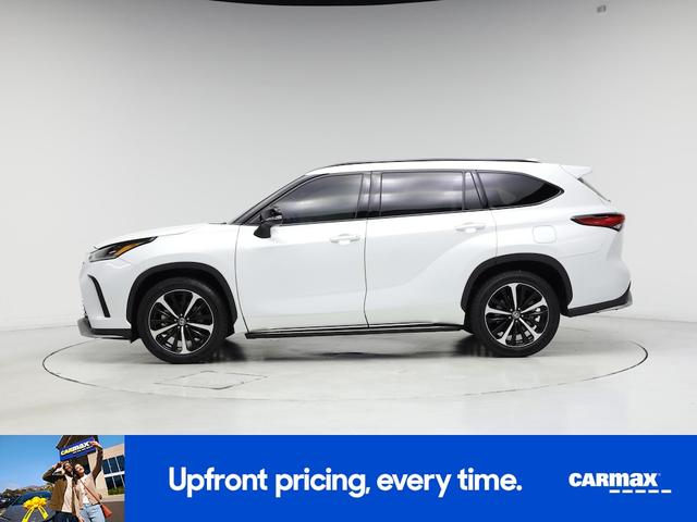 Photo of 2022 White Toyota Highlander
