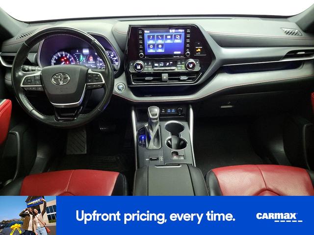 Photo of 2022 White Toyota Highlander