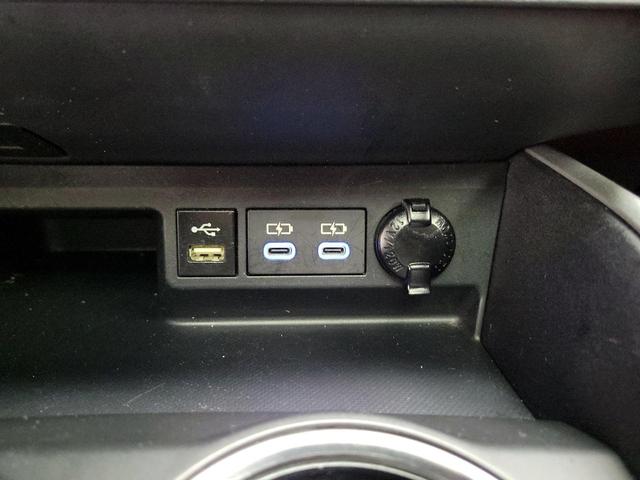 Photo of 2022 White Toyota Highlander