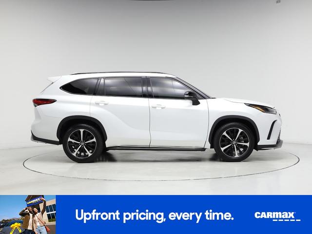 Photo of 2022 White Toyota Highlander