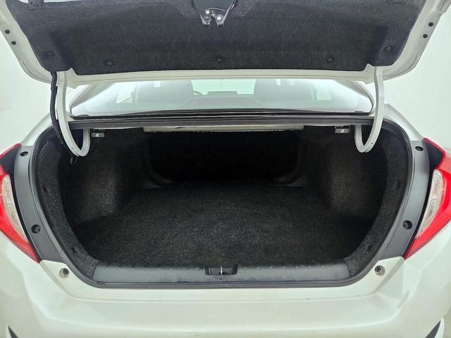 Photo of 2021 White Honda Civic