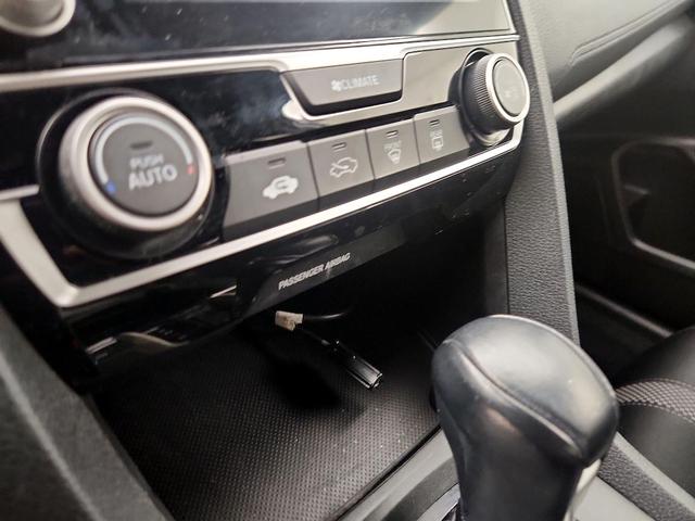 Photo of 2021 White Honda Civic
