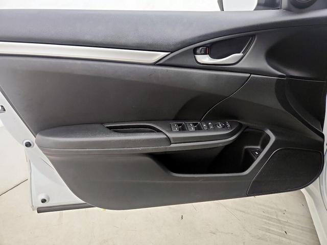 Photo of 2021 White Honda Civic