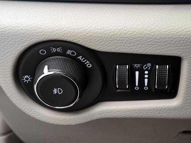 Photo of 2023 Gray Chrysler Pacifica