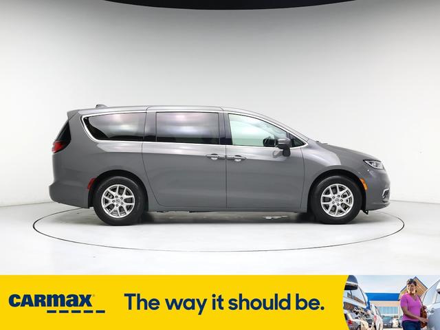 Photo of 2023 Gray Chrysler Pacifica