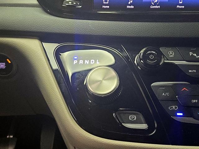 Photo of 2023 Gray Chrysler Pacifica