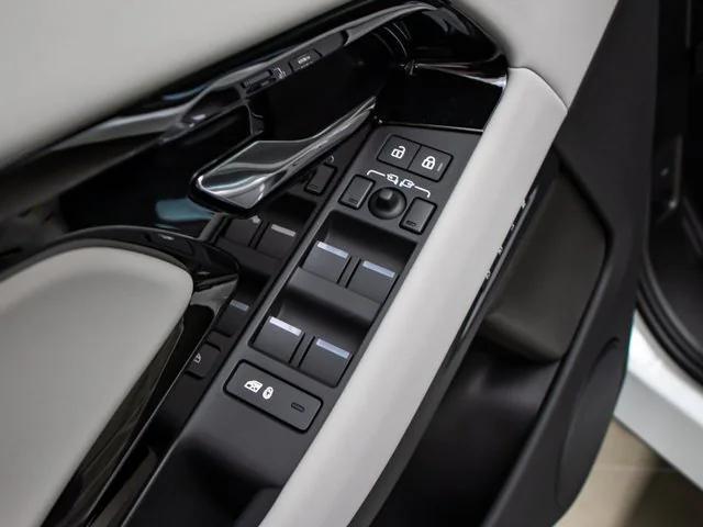 Photo of 2025 Fuji White Land Rover Range Rover Evoque