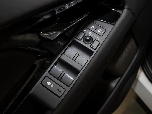 Photo of 2025 Fuji White Land Rover Range Rover Evoque