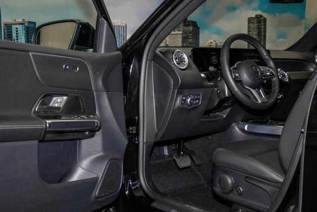 Photo of 2022 Night Black Mercedes-Benz GLB 250
