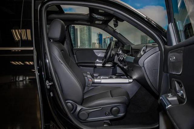 Photo of 2022 Night Black Mercedes-Benz GLB 250